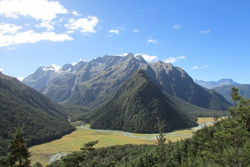 Paisaje Nueva Zelanda paisaje de unas montañas verdes y de fondo el cielo despejado